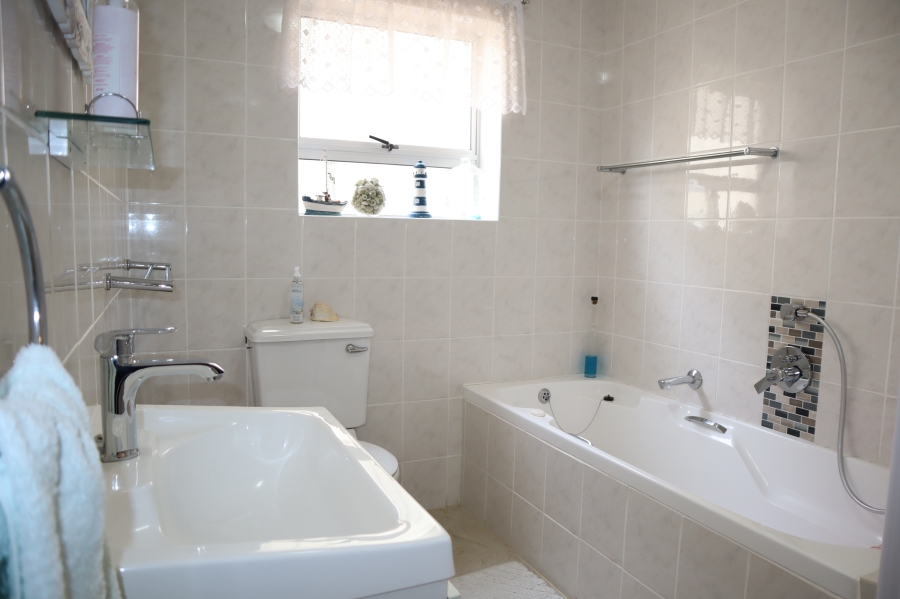 3 Bedroom Property for Sale in Wavecrest Eastern Cape